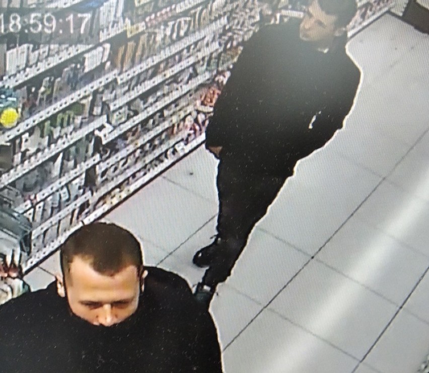 Kradzież perfum w drogerii w Pruszczu i Straszynie. Policjanci szukają tych mężczyzn. Rozpoznajesz ich?