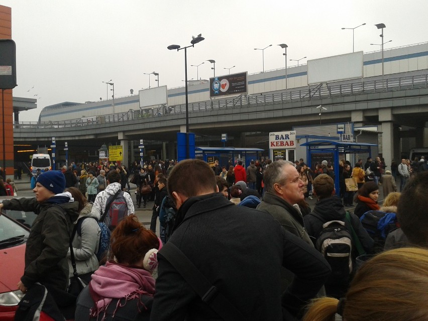 Kraków: ewakuacja dworca autobusowego [NOWE ZDJĘCIA]