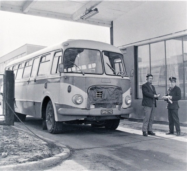 Luty 1974 r., wyremontowany Jelcz wyjeżdża z Kapeny