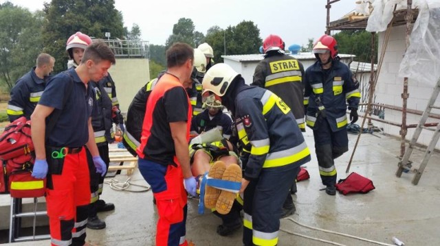 W Zbąszyniu z samego rana doszło do groźnego wypadku. Mężczyzna wpadł do żelbetonowego zbiornika, znajdującego się na terenie Zakładu Usług Komunalnych. Poszkodowany z licznymi złamaniami i obrażeniami trafił do szpitala.

CZYTAJ WIĘCEJ: Groźny wypadek w Zbąszyniu. Mężczyzna wpadł do żelbetonowego zbiornika