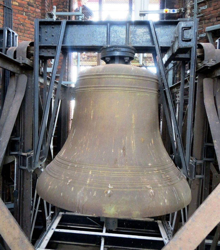 Trzy stalowe dzwony w Katedrze Św. Piotra i Pawła w...