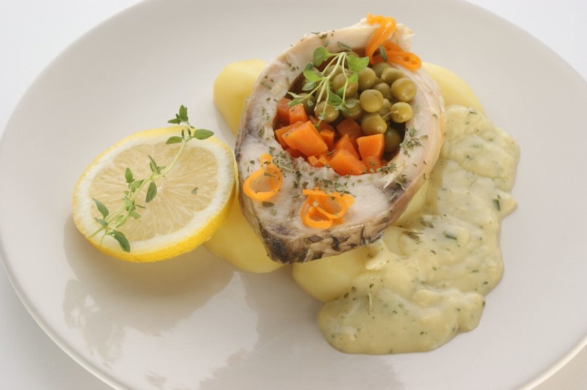 Ryba na wigilię – karp pieczony z warzywami i sosem
