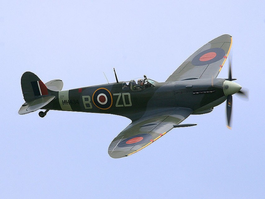 Spitfire LF Mk IX o numerze taktycznym MH434 z 222....