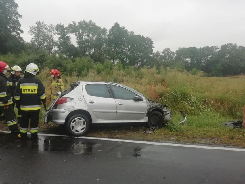 Samochód osobowy dachował na drodze wojewódzkiej 442. Kierowca został zabrany do szpitala