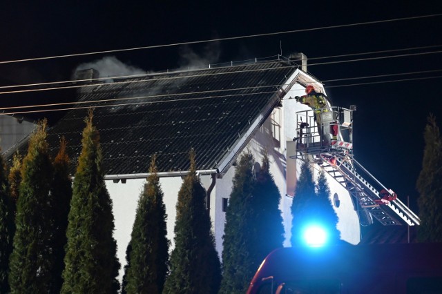 Pożar wybuchł na poddaszu domu wielorodzinnego w Wielkim Stwolnie