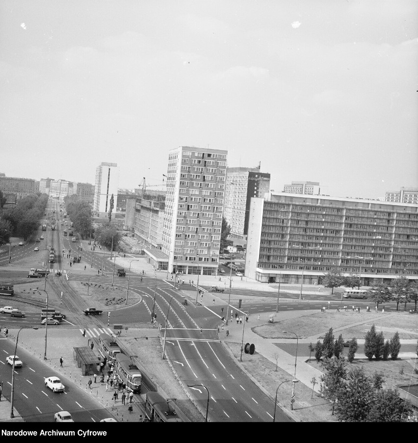 Budynek znajduje się po prawej stronie zdjęcia, lata 70. XX...