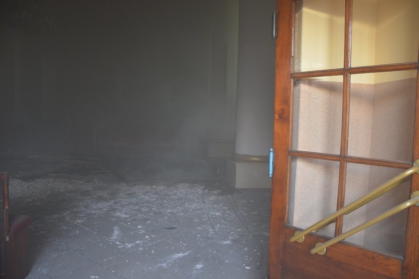 Strażacy z Gołańczy opublikowali zdjęcia z pożaru kościoła. Widać ogrom zniszczeń we wnętrzu