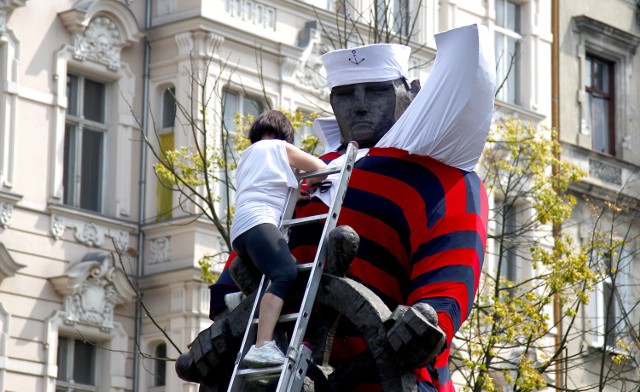 Pomnik marynarza stojący w alei Fontann dostał nowy mundur. To ...