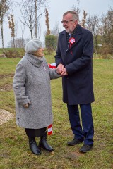 Święto Niepodległości w Kwidzynie. 100-latka odsłoniła dąb z okazji 100-lecia niepodległości Polski [ZDJĘCIA]