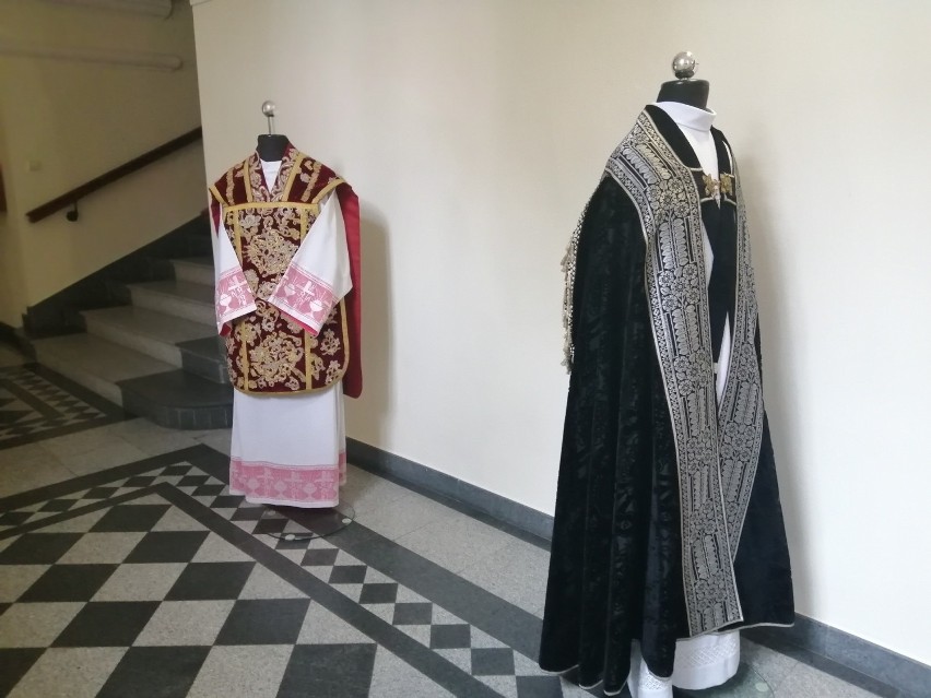 Na korytarzach można zobaczyć szaty liturgiczne...