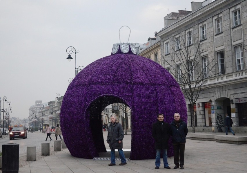 Ogromna fioletowa bombka zagościła na Krakowskim Przedmieściu! [ZDJĘCIA]