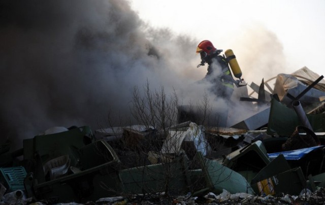 Pożar wysypiska śmieci w Leśnie Górnym. Dym było widać w Szczecinie