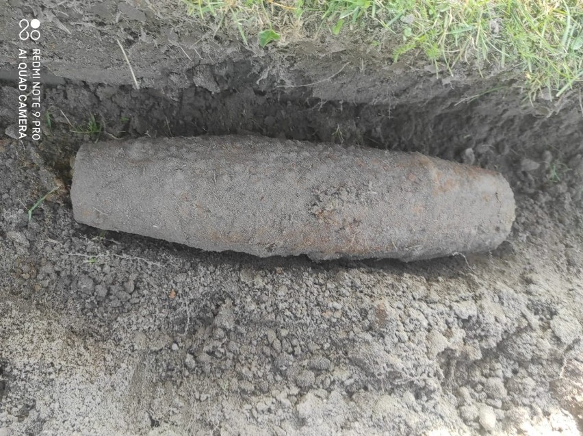 Grądy. Rolnik znalazł w polu pocisk artyleryjski. To już kolejny niewybuch znaleziony w tym roku na Powiślu dąbrowskim [ZDJĘCIA]