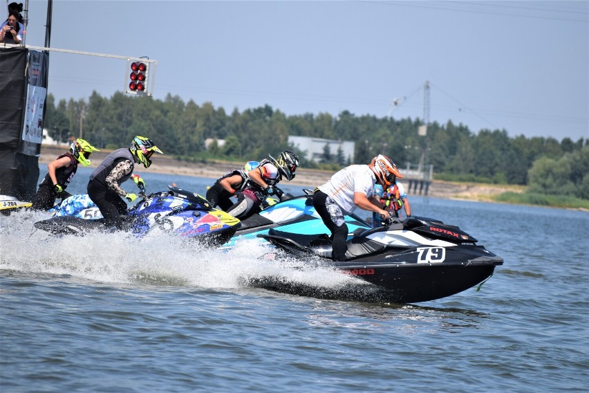 Mistrzostwa Europy i Świata skuterów wodnych trwają na Jeziorsku w Ostrowie Warckim. Półfinały i finały w weekend. Kiedy zajrzeć? ZDJĘCIA