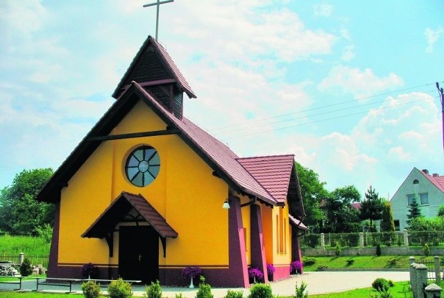 Budowę kościoła rozpoczęto w 2003 r. Z roku na rok piął się w górę. Dziś są tam msze św.