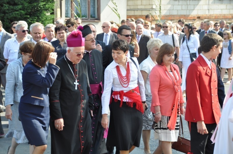 Migawki z XIII Lubuskich Dożynek Wojewódzkich w Dąbrówce Wielkopolskiej. Część oficjalna i korowód