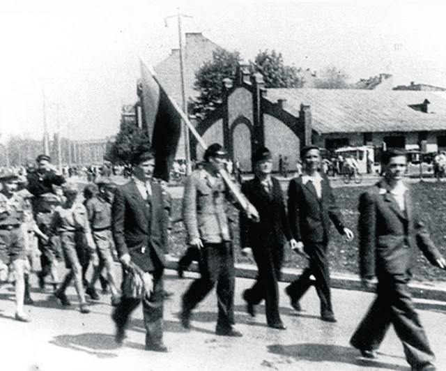 W ostatniej chwili władza zakazała pochodów i  trzeciomajowych imprez w plenerze. Ale ludzie wyszli na ulice