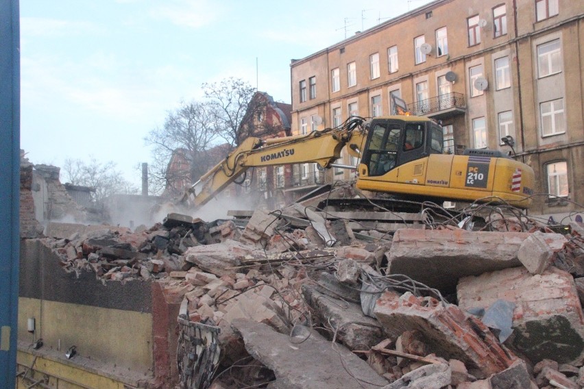 Budowa DTŚ w Gliwicach. Jeden z pamiątkowych okrąglaków zniknął już z powierzchni ziemi