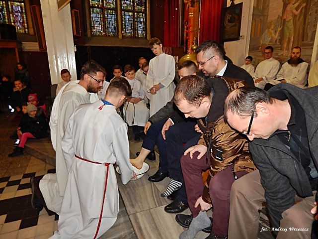 Tradycja Wielkiego Czwartku na pamiątkę umycia nóg apostołom przez pana Jezusa w czasie Ostatniej Wieczerzy