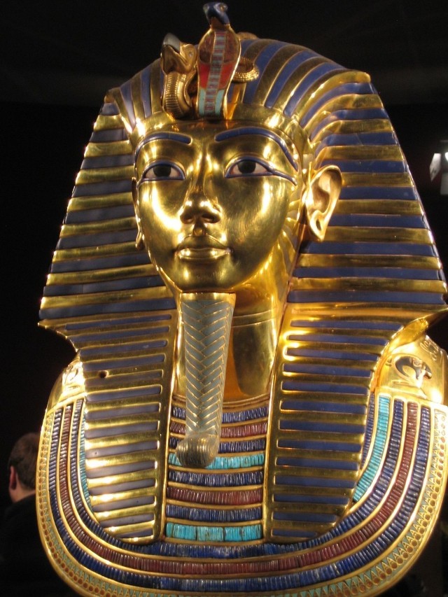 Maska Tutanchamona z lanego złota inkrustowana wartościowymi kamieniami jak obsydian, lazuryt, kwarc,turkus i inne.