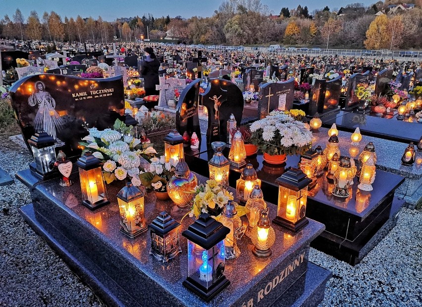 Cmentarz Batowice nocą