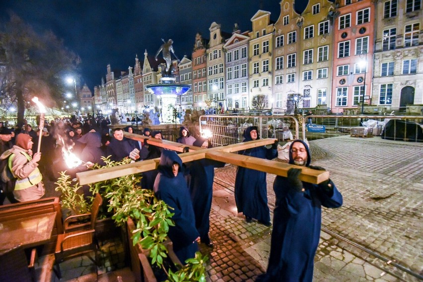 Gdańsk. Misterium Krzyża w Wielki Piątek. Uroczysta procesja ulicami miasta | ZDJĘCIA