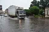 Kolejny raz ulica Kościuszki w Żninie zalana po deszczu. Przetarg na przebudowę ma zakończyć się latem [zdjęcia, wideo] 