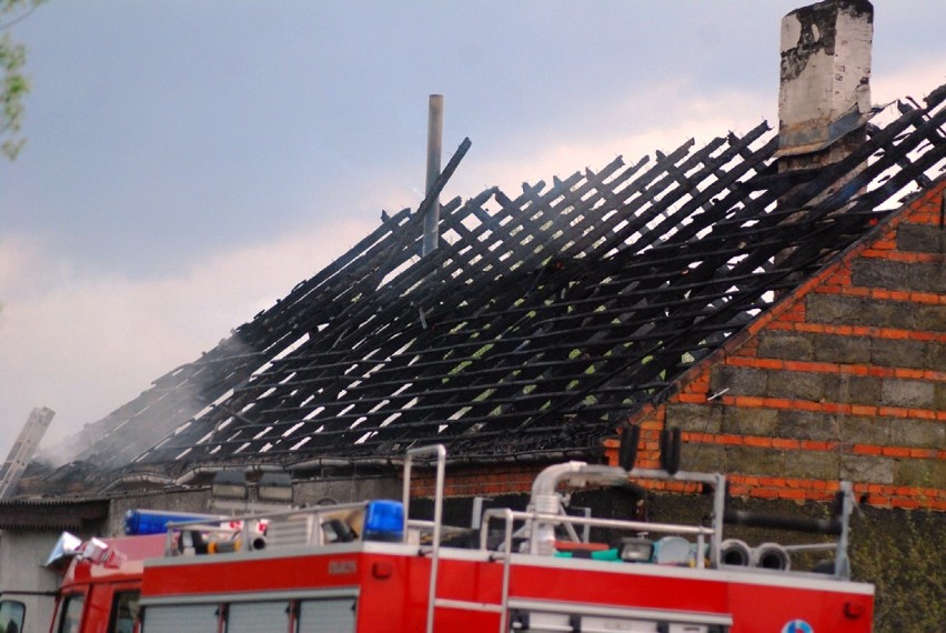 Pożar w Suchorzewku: Spłonął dom. Dwie rodziny bez dachu nad...