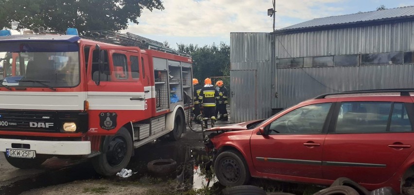Pożar na terenie warsztatu samochodowego w Kaniczkach. W akcji dziewięć zastępów straży [ZDJĘCIA]