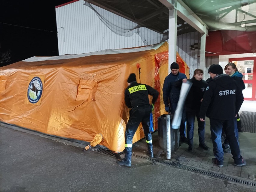 Strażacy rozbijają potężny namiot przed marketem B1 w...