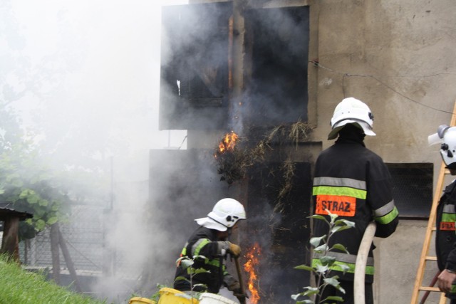 Strażacy przez około 2 godziny walczyli z ogniem, który w środę wybuchł w pomieszczeniu gospodarczym w Chrząstowie