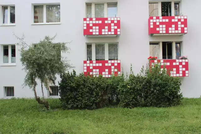 Budynek na os. Chrobrego 27 wygląda inaczej niż wszystkie, a w ...