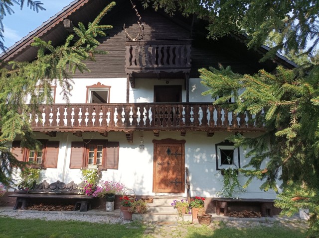 W Mysłakowicach zachowało się blisko 50 domów tyrolskich. Niektóre są bardzo zadbane.
