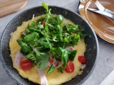 Jak zrobić omlet? Ekspresowy przepis na omlet z szynką, rukolą i pomidorami. Pomysł na pyszne śniadanie w 10 minut