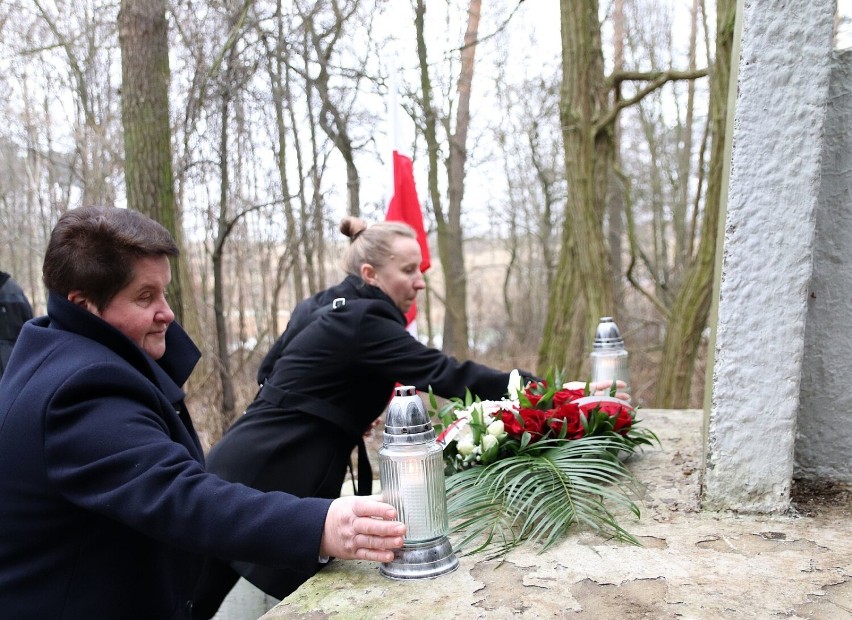 Rocznica rozstrzelania żołnierzy AK. Upamiętniono zamordowanych w podkaliskim Skarszewie. ZDJĘCIA