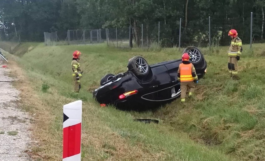 Samochód wypadł z drogi na odcinku A4 z Tarnowa do Dębicy  i...