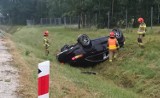 Wypadek na autostradzie A4 koło Tarnowa. Samochód wypadł z jezdni i dachował w rowie przy trasie [ZDJĘCIA]