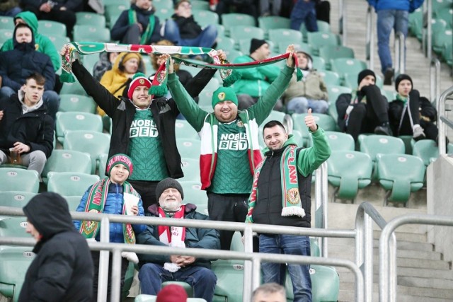 Śląsk - Górnik Zabrze 2:1 (ZDJĘCIA KIBICÓW ŚLĄSKA). Wrocławianie wreszcie przełamali się z Górnikiem Zabrze, z którym wcześniej ostatni raz wygrali w sezonie 2014/2015. To bardzo cenne zwycięstwo, bo przybliża WKS do pierwszej ósemki. Frekwencja na Stadionie Wrocław jednak nie była imponująca. W piątkowy wieczór spotkanie oglądało trochę ponad 8 tys. osób. BYŁEŚ NA MECZU? ZNAJDŹ SIĘ NA ZDJĘCIACH!

WAŻNE! Do kolejnych zdjęć można przejść za pomocą gestów lub strzałek.