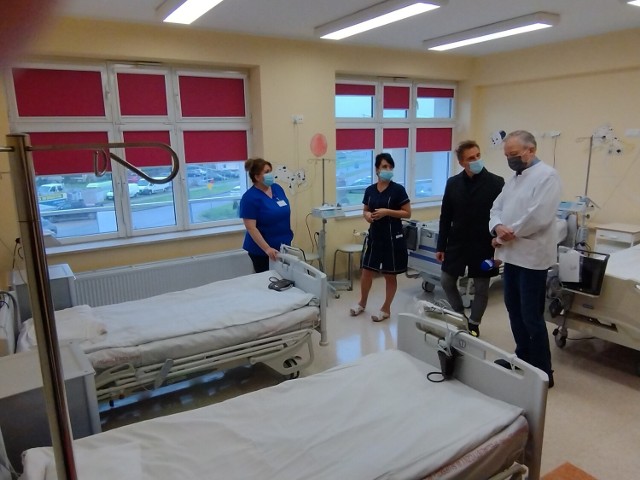Od piątku 1 kwietnia zlikwidowano pięć łóżek szpitalnych dla osób z podejrzeniem zachorowania na Covid -19 w SOR Wojewódzkiego Szpitala Specjalistycznego w Słupsku. Zmiana wprowadzona decyzją wojewody pomorskiego powoduje, że w słupskim szpitalu zostaną zlikwidowane wszystkie miejsca dla osób chorych i podejrzanych o zachorowanie na SARS-CoV-2.