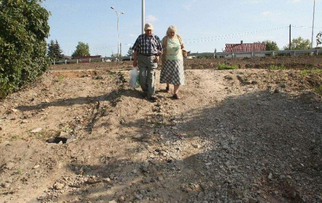 Starsi ludzie nie kryją oburzenia z faktu, że drogowcy zapomnieli o tym, że inwestycja przy Krakowskiej ma służyć też mieszkańcom, a nie tylko kierowcom.