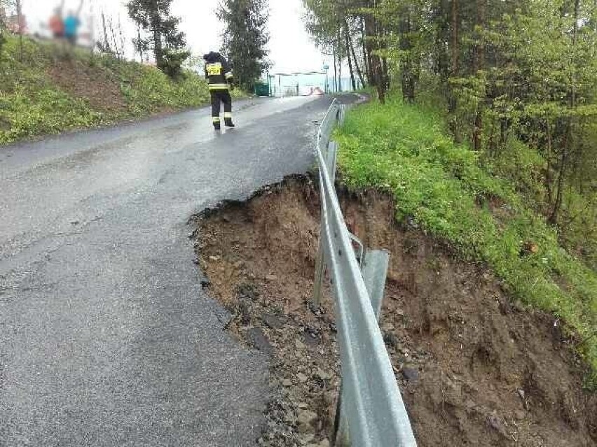 Zerwane drogi w Łącku. Pogotowie przeciwpowodziowe w Korzennej