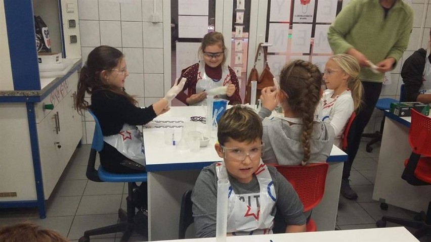 Uczniowie klasy IVb Szkoły Podstawowej nr 4 pojechali na wycieczkę do poznańskiego Parku Naukowo – Technicznego