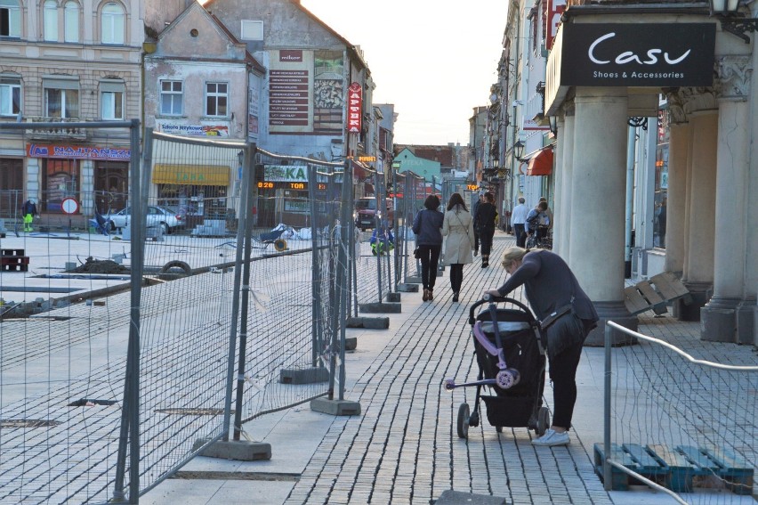 Rewitalizacja rynku w Rawiczu. Wykonawca układa kostkę, powstaje fontanna, wkrótce posadzą drzewa. Co z przejazdem przez rynek? [ZDJĘCIA]