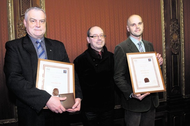 Przedstawiciele nagrodzonych browarów z dyplomami i medalami za Piwo Roku. W środku Wielki Mistrz Bractwa Piwnego, Marek Suliga.