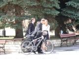 Środa na planie serialu "Ojciec Mateusz" w Sandomierzu. Żmijewski szalał na rowerze. Tłumy obserwują każdy ruch filmowców [ZDJĘCIA]