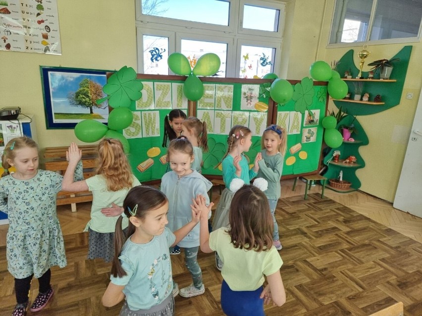 Tak świętowano Dzień Świętego Patryka w Kielcach. Wspaniała zabawa w przedszkolach i szkołach. Zobacz zdjęcia