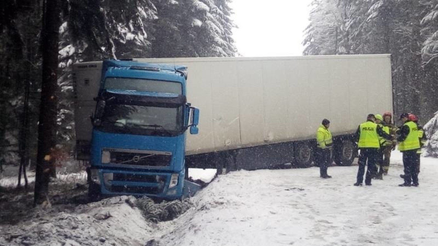 Wypadek na DK 75. TIR z naczepą wpadł w poślizg i blokuje