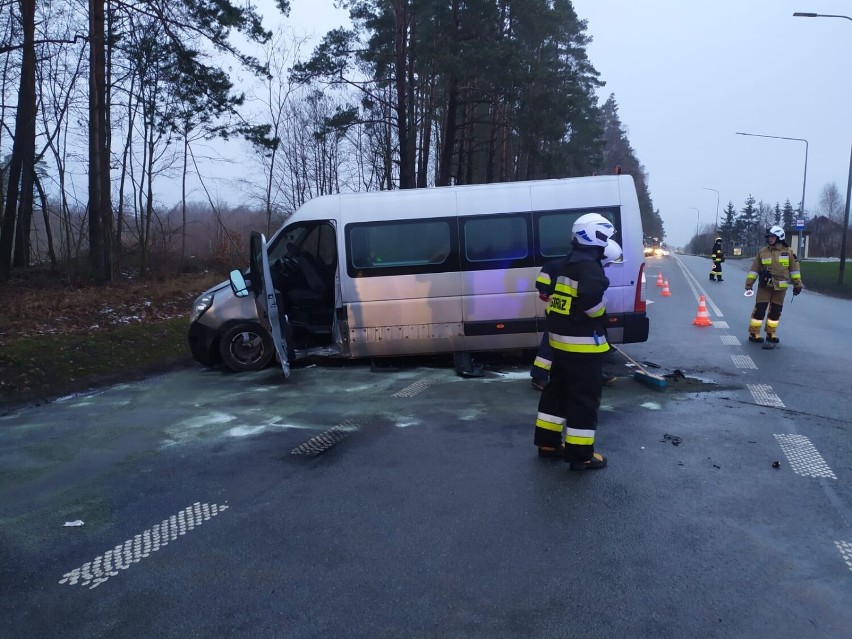 Wypadek w Jagatowie. Bus zderzył się z samochodem osobowym