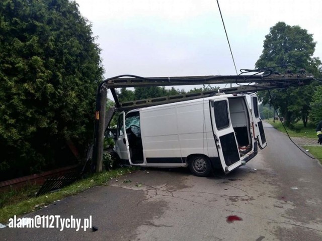 Wypadek w Imielinie: z nieustalonych przyczyn kierujący samochodem dostawczym utrącił panowanie nad pojazdem i uderzył w betonowy słup.