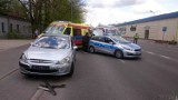 Wypadek w Opolu. Na ul. Niemodlińskiej 25-latek w peugeocie uderzył w renault. Dwie kobiety i dziecko pogotowie zabrało do szpitala